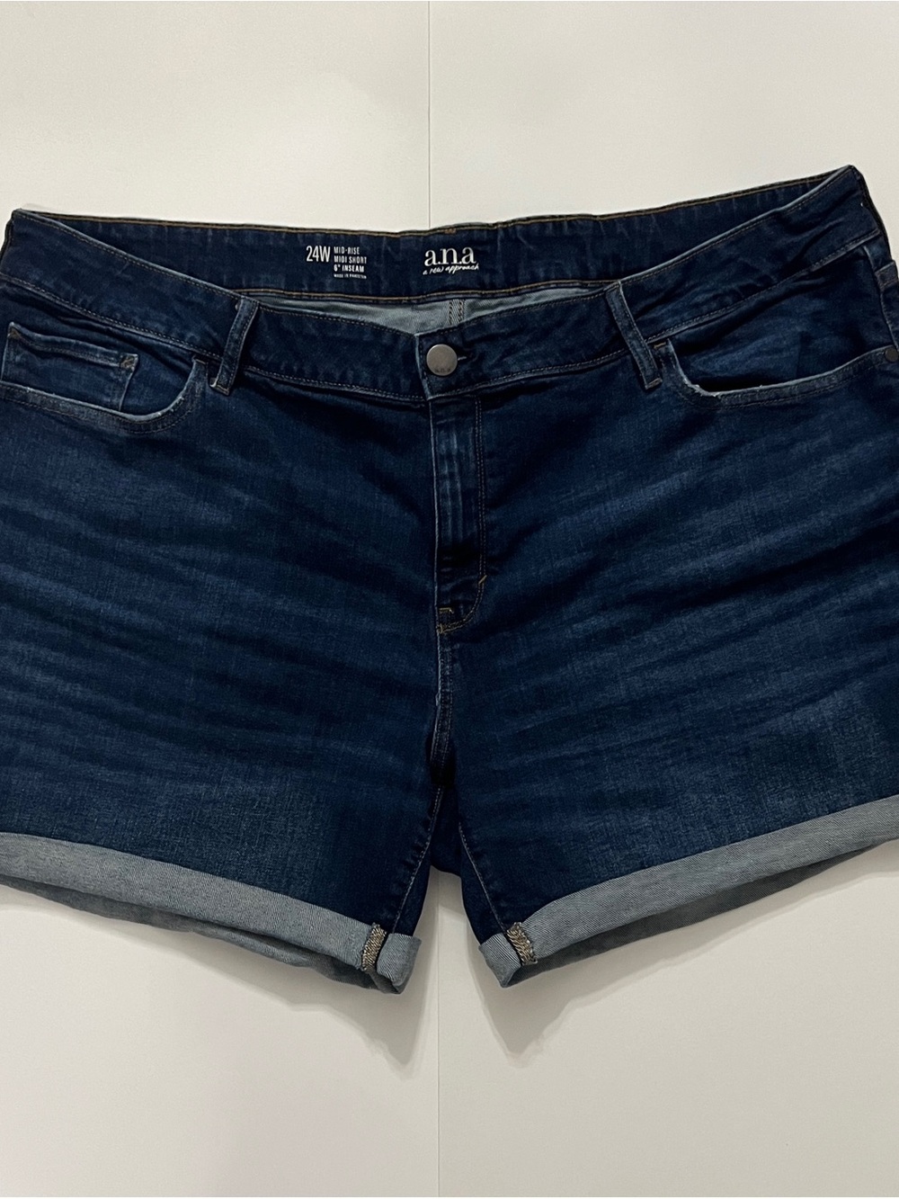 Women's Plus Size A.N.A Mid
Rise Midi Shorts Size 24W